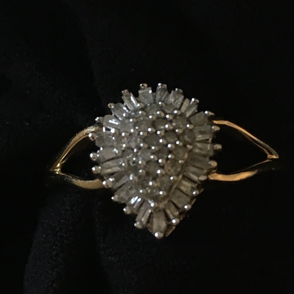 🎉Sale 10KT Yellow Gold Diamond Ring Size: 7 - Picture 2 of 5